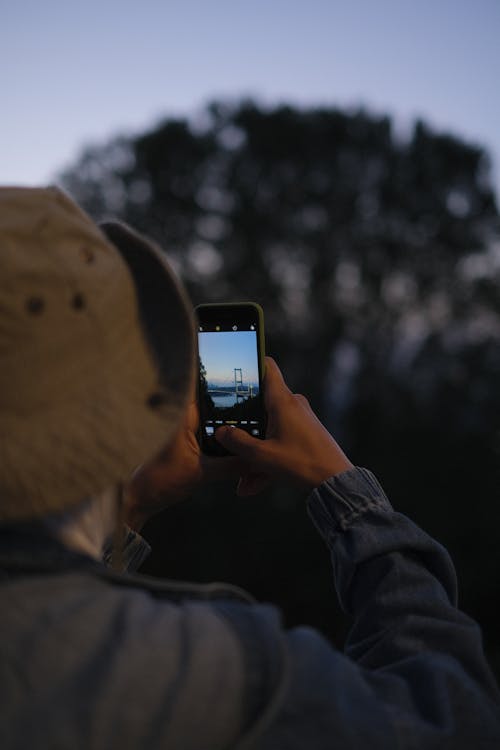 Δωρεάν στοκ φωτογραφιών με smartphone, άνθρωπος, κατακόρυφη λήψη