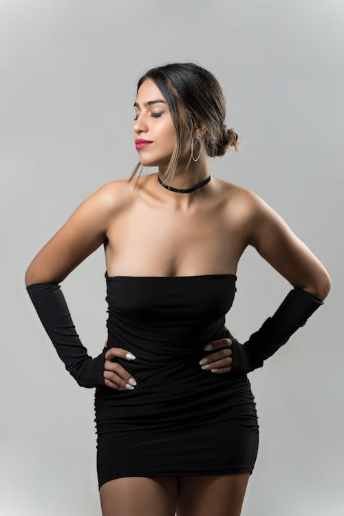 Free A Pretty Woman in Black Off-Shoulder Dress Posing Stock Photo
