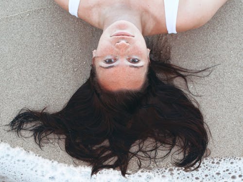 Foto profissional grátis de areia, bonita, cabelo escuro