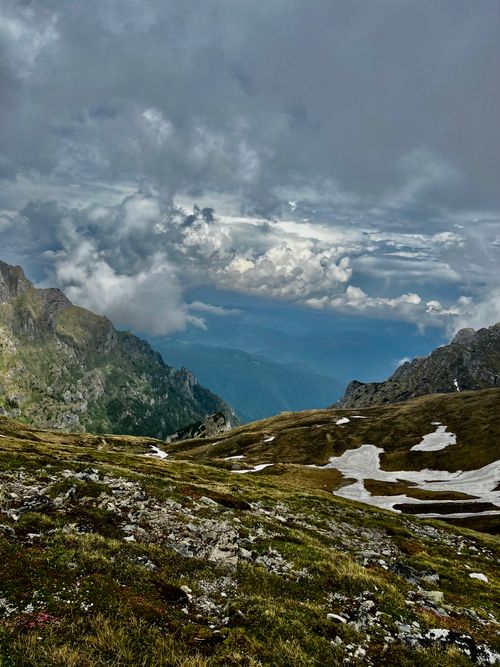 Free Explore a stunning mountain landscape under a dramatic overcast sky, showcasing nature's majesty. Stock Photo
