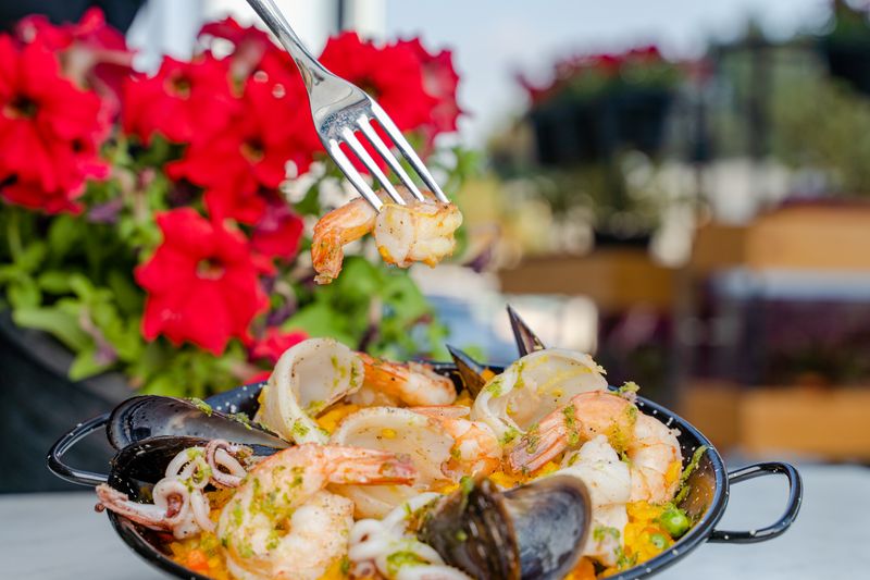 Paella Mixta de la Abuela con Pollo, Mariscos y Azafrán