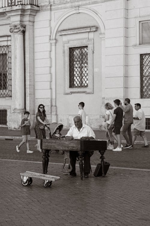 Immagine gratuita di anziano, bianco e nero, esterno