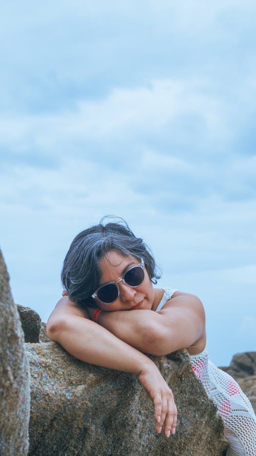 Fotobanka s bezplatnými fotkami na tému nakláňať sa, skaly, slnečné okuliare