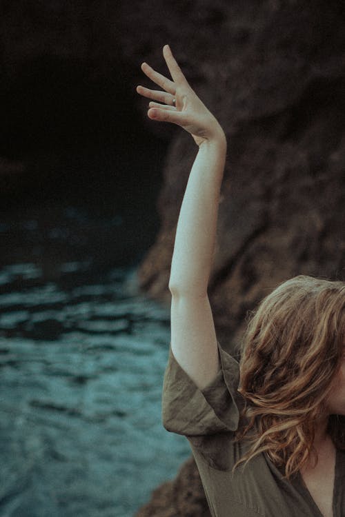 垂直ショット, 女性, 手を上げるの無料の写真素材