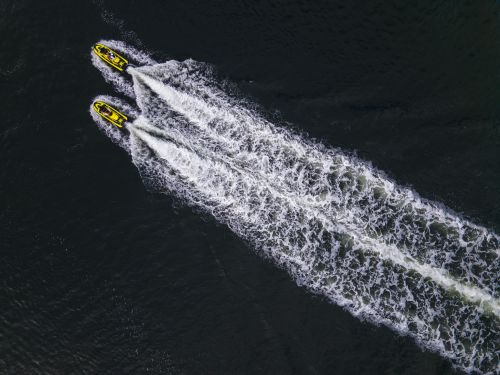 Free Top-down view of two jet skis speeding through the ocean in Miami, creating dynamic water trails. Stock Photo