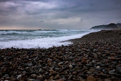 çarpmak, dalgalar, deniz kenarı içeren Ücretsiz stok fotoğraf