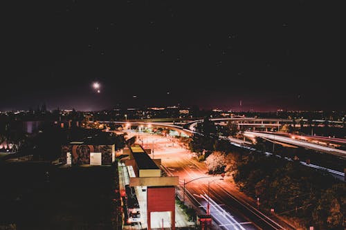 Fotografia De Lapso De Tempo Da Cidade Iluminada Durante A Noite