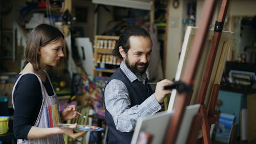 Un Instructor Enseñando A Un Estudiante En La Escuela De Arte