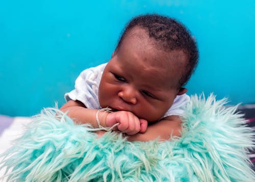 Kostenloses Stock Foto zu afroamerikanisches baby, baby, hinlegen