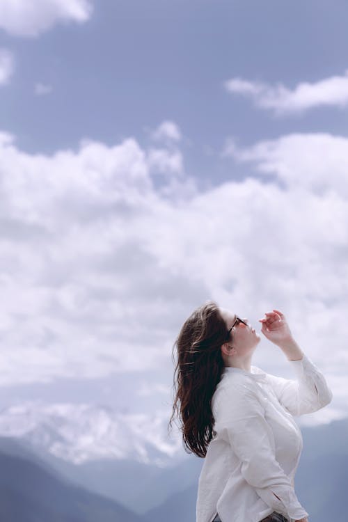 Fotobanka s bezplatnými fotkami na tému biele dlhé rukávy, kaukazský žena, obloha pokrytá oblakmi