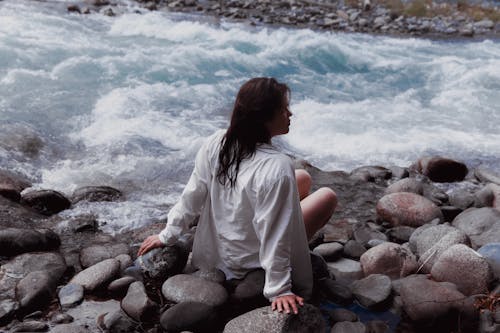 女性, 岩, 川の無料の写真素材