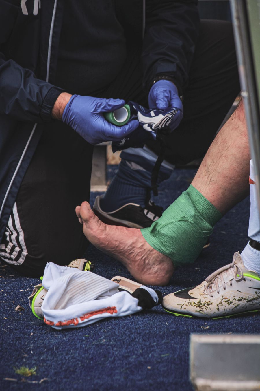 Atención de una molestia deportiva en el pie durante una actividad