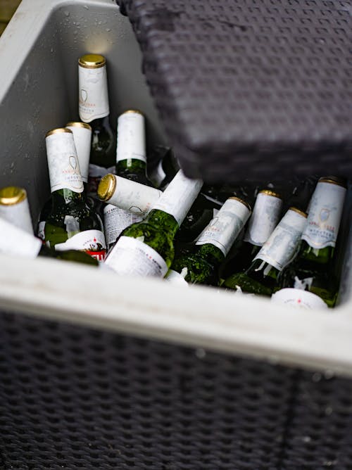 Kostenloses Stock Foto zu bier, container, flaschen