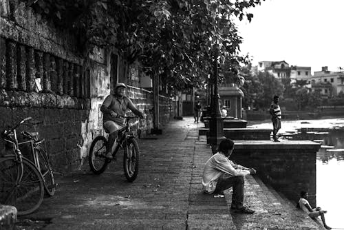 Gratis lagerfoto af cykel, gade, gråtoneskala