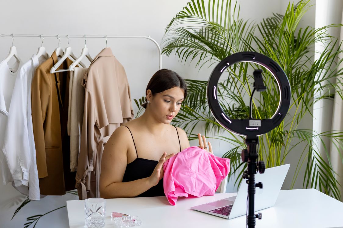 Foto de stock gratuita sobre adentro, belleza, blogger de moda, bonito ...