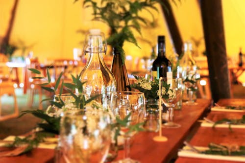 Kahverengi Ahşap Masa üstünde şarap Bardakları Ve şarap şişeleri