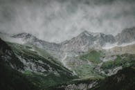 云雾缭绕，绿树成荫，山地景观令人惊叹