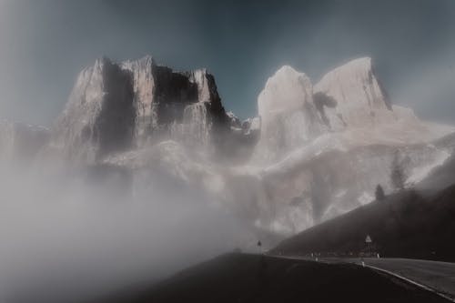 Grauer Felsformationenberg Bedeckt Mit Nebel