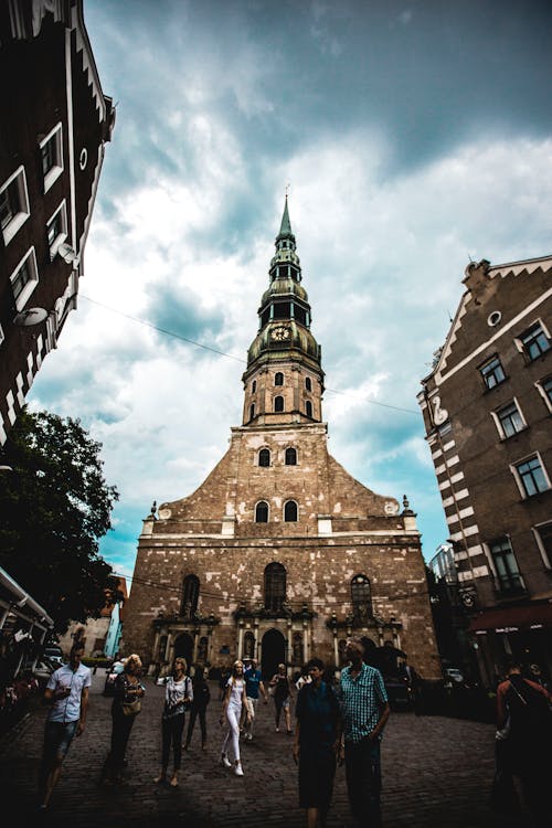 Menschen, Die In Der Nähe Der Kapelle Gehen