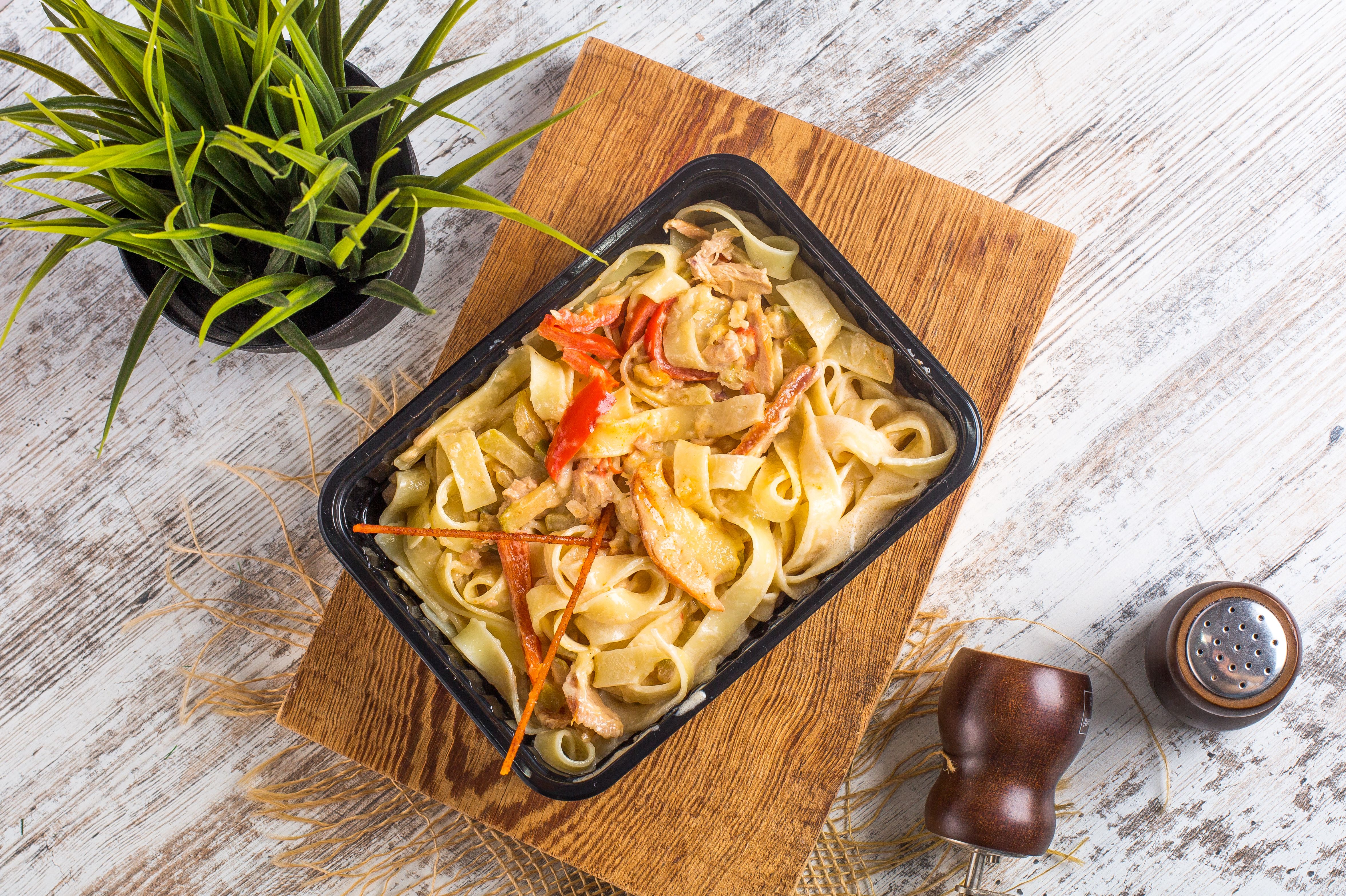 Plato de pasta cremosa recién hecha con salsa suave.