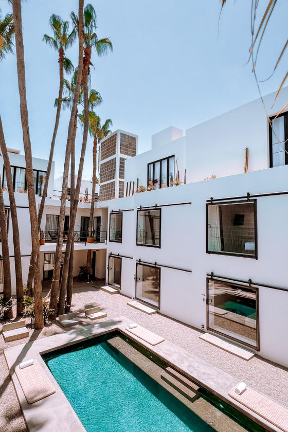 Poolside courtyard of a modern house, photo by Katie Cerami on Pexels
