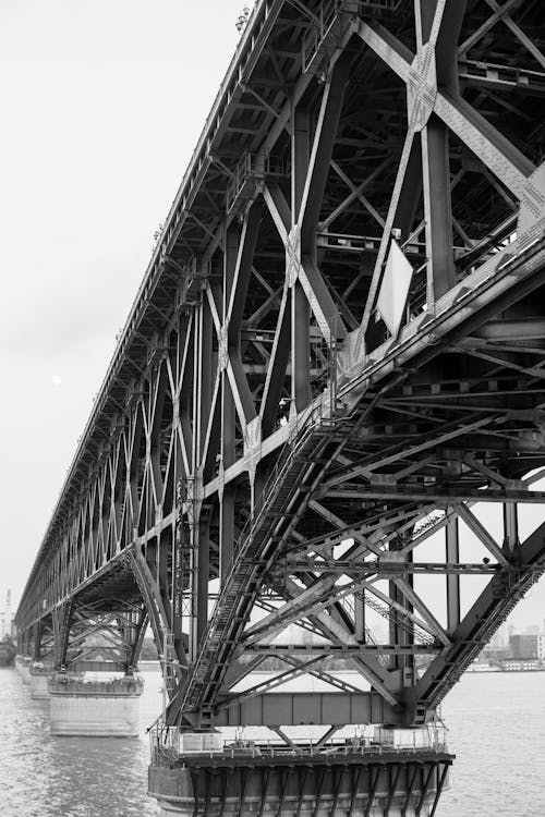 Kostnadsfria Kostnadsfri bild av bro, gråskale, svartvit Stock foto