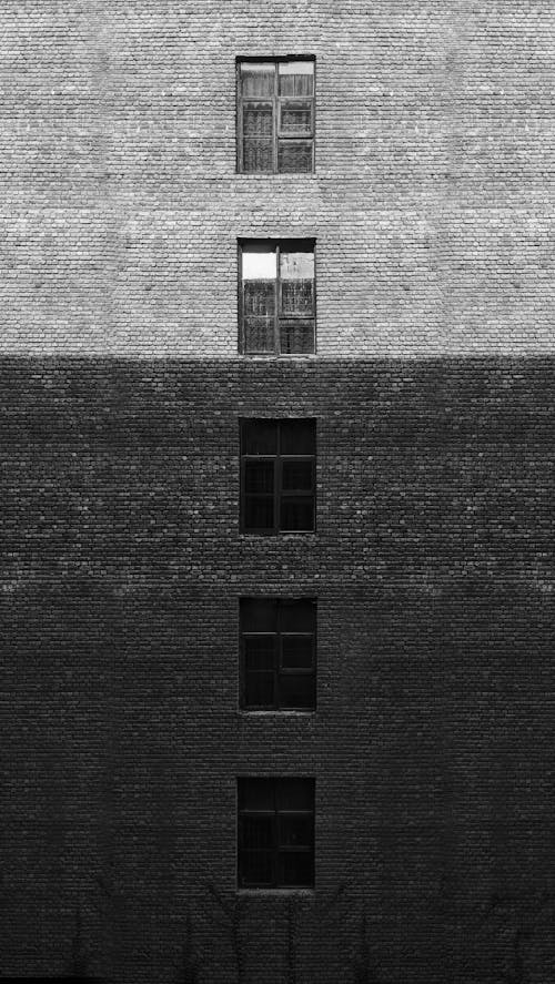 Immagine gratuita di bianco e nero, edificio in mattoni, finestre