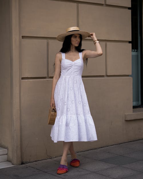 Бесплатное стоковое фото с белое платье, вертикальный выстрел, женщина