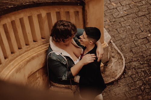 Ilmainen kuvapankkikuva tunnisteilla halaaminen, homo pari, korkea kulma Kuvapankkikuva
