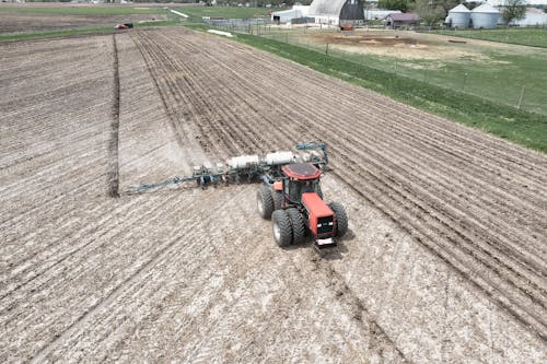 drone çekimi, ekili arazi, makinalar içeren Ücretsiz stok fotoğraf