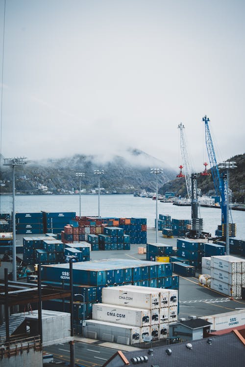 Fotos de stock gratuitas de amontonados, con niebla, contenedores marítimos