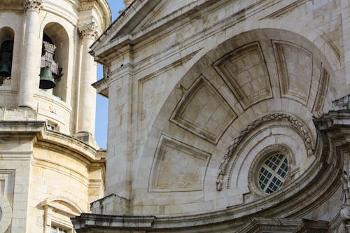 Foto profissional grátis de arcadas, calça de cintura baixa, campanário