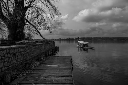 Základová fotografie zdarma na téma břeh řeky, černobílý, člun