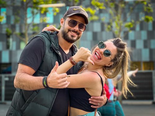 Free Joyful couple smiling and posing together outdoors, embracing happiness and fun. Stock Photo