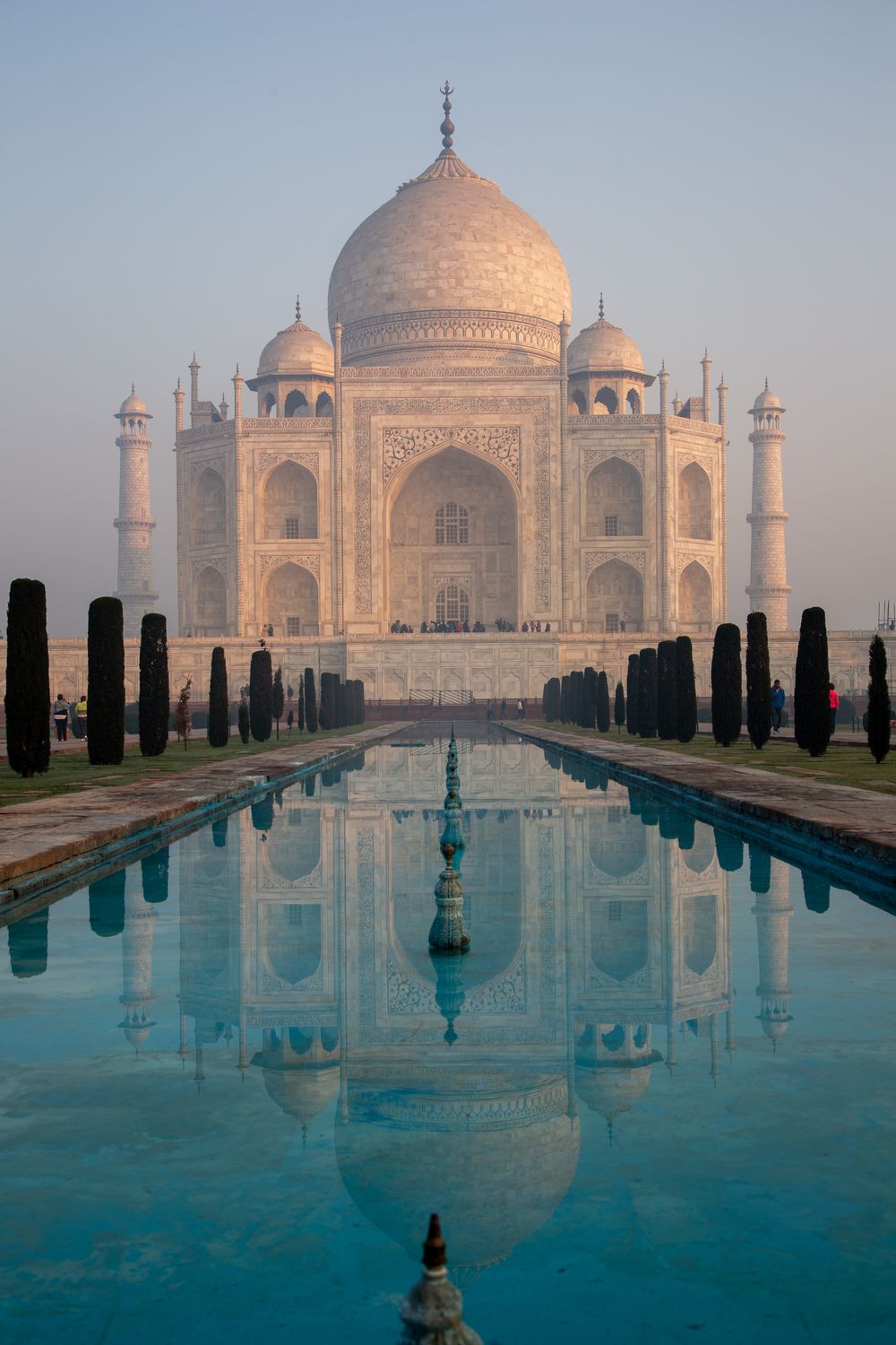 Taj Mahal reflejado en el estanque al amanecer, Agra