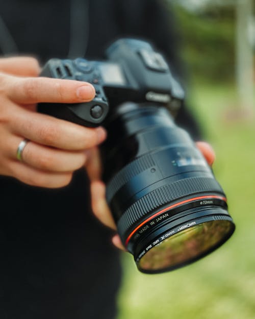 Kostnadsfri bild av fotografering, håller, händer