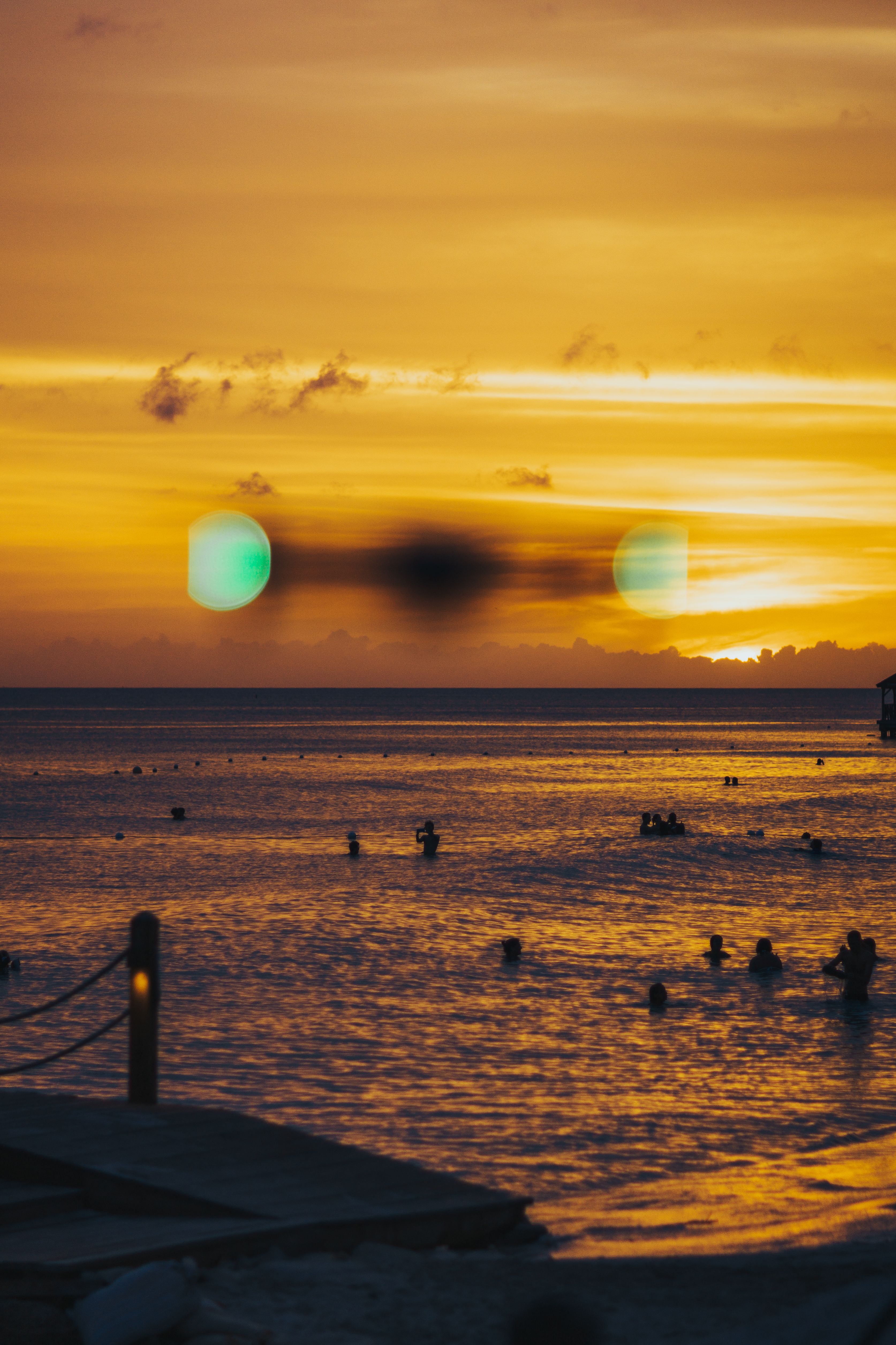 illustration d’une ambiance reggae au bord de la plage avec lumières chaudes, sans établissement identifiable