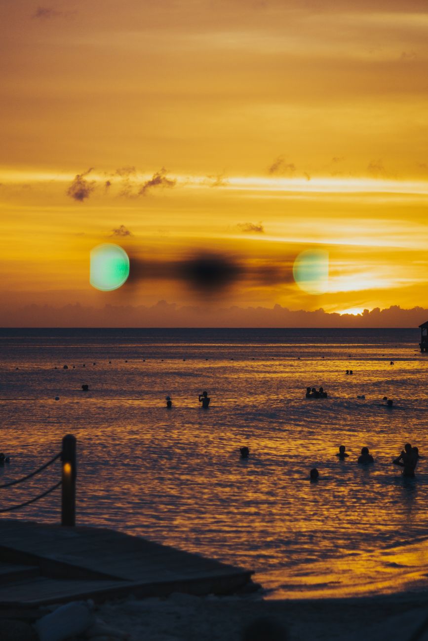 illustration d’une ambiance reggae au bord de la plage avec lumières chaudes, sans établissement identifiable