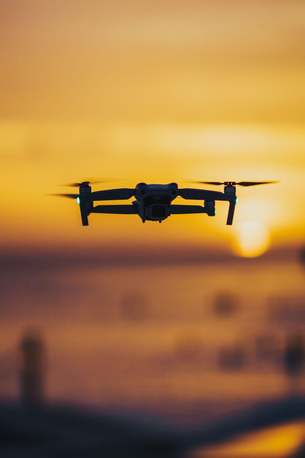 Gün batımında deniz üzerinde uçan drone
