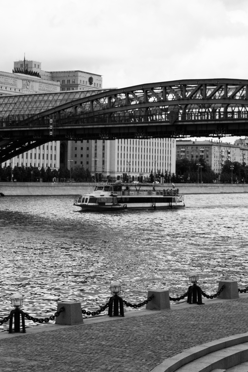 Free Elegant black and white photograph of a cityscape with a prominent bridge and river view. Stock Photo