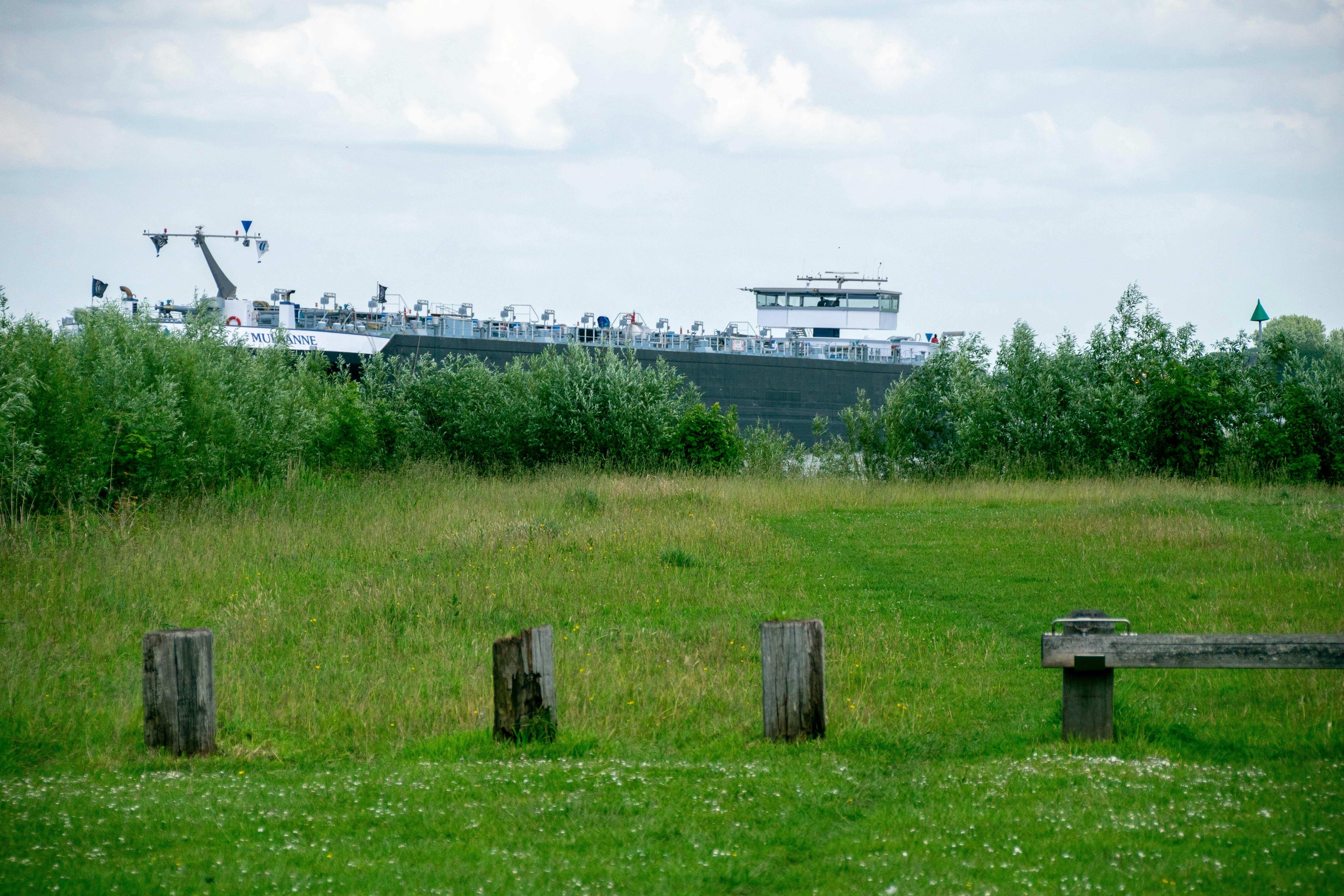 Who pays for FBA shipping?