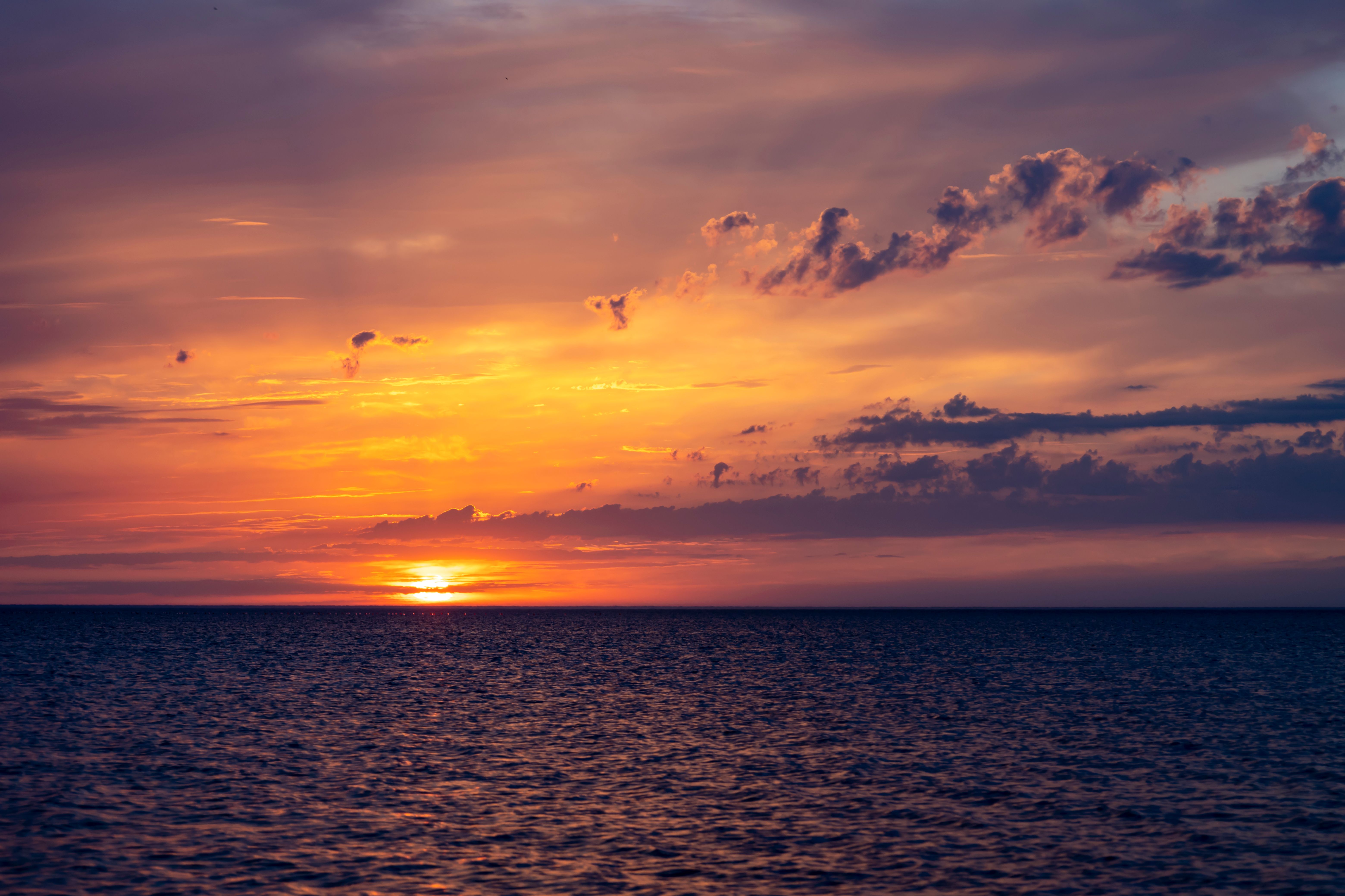 Scenic Sunset at Sea · Free Stock Photo