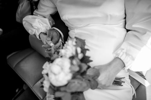Gratis stockfoto met bruiloft, grijsschaalfotografie, handen