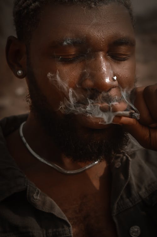คลังภาพถ่ายฟรี ของ การสูบบุหรี่, ชายชาวแอฟริกันอเมริกัน, ชายผิวดำ