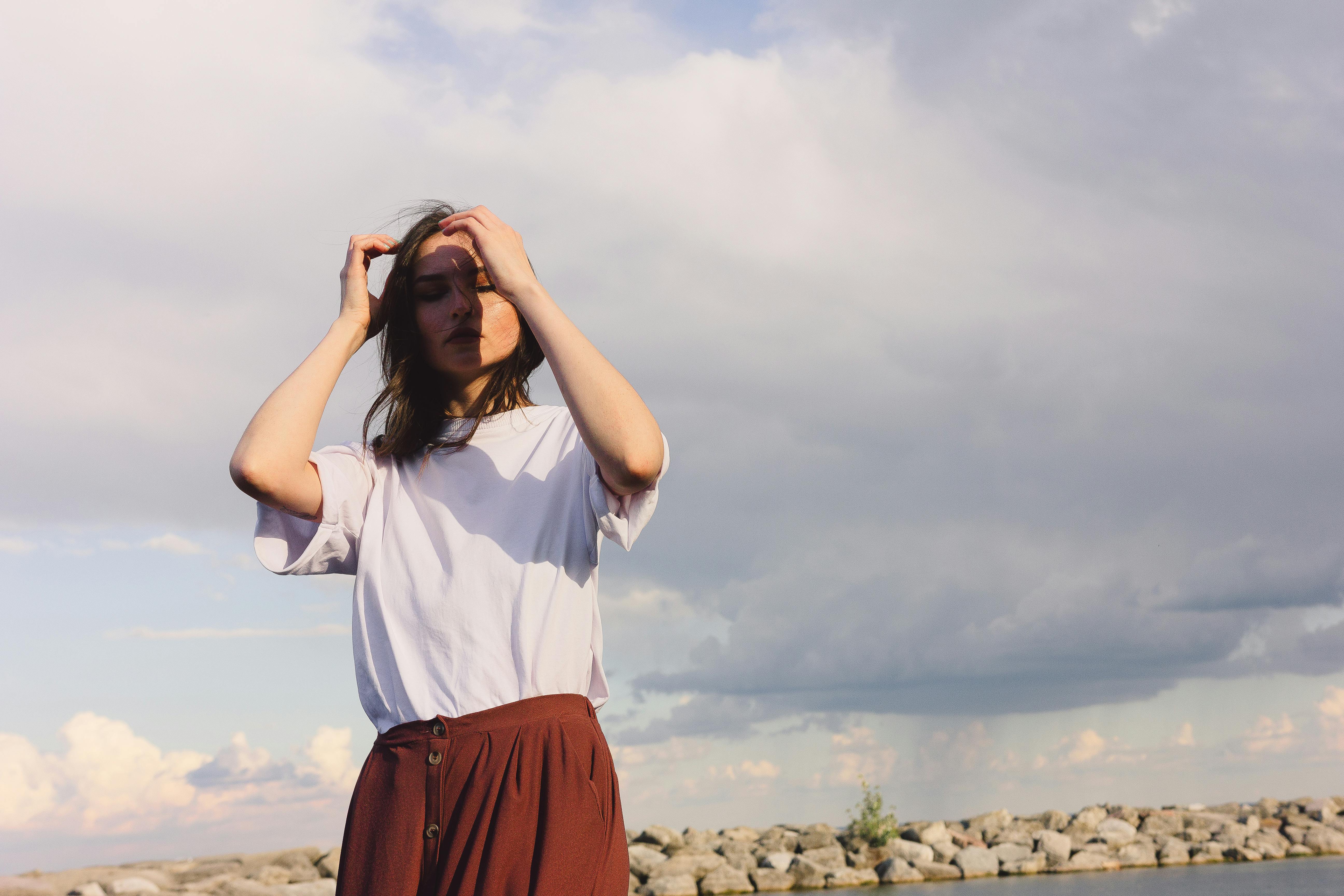 From vintage tops to maxi skirts, build your summer wardrobe with these it girl fashion trends — Photo by Shazard R. on Pexel