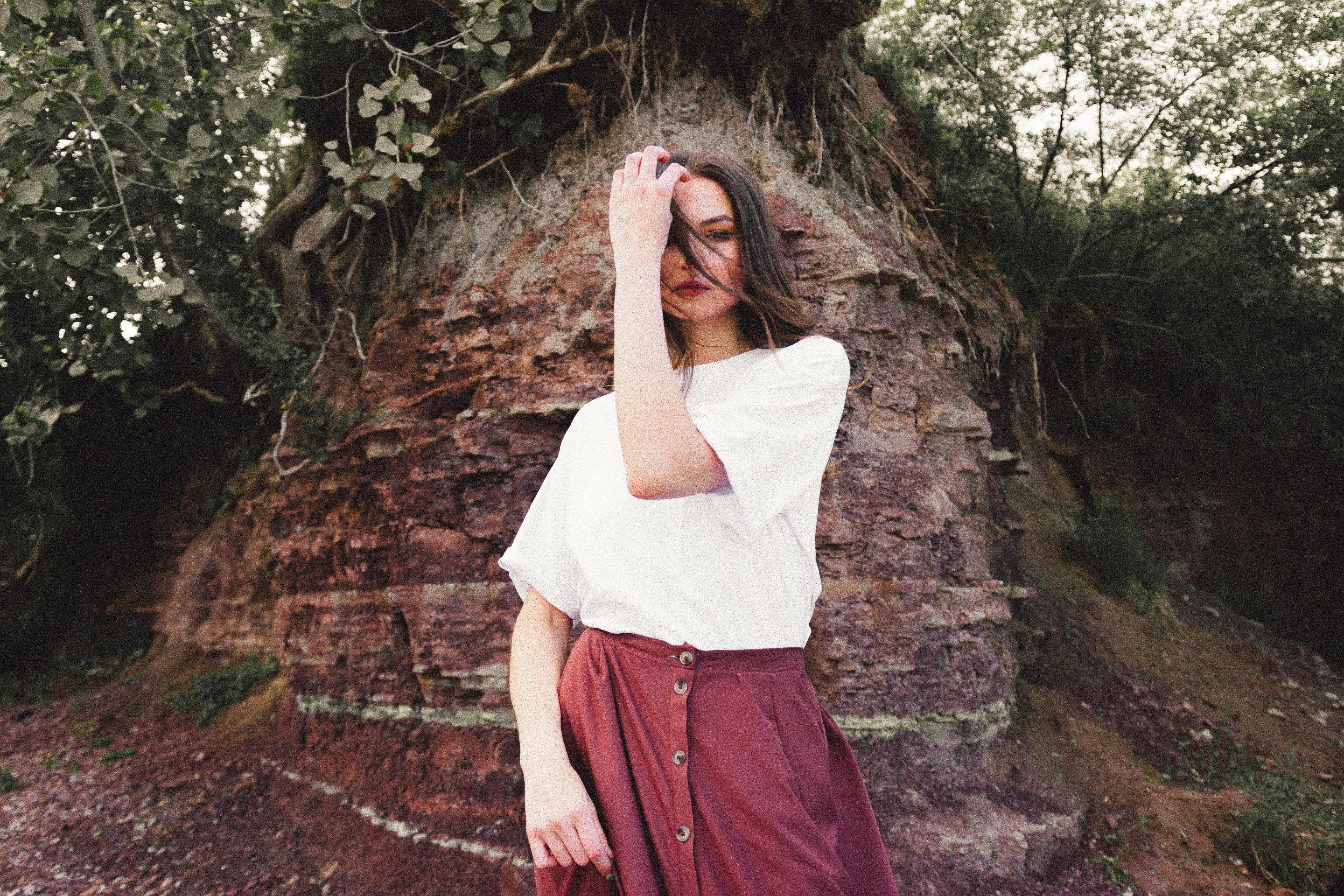 From vintage tops to maxi skirts, build your summer wardrobe with these it girl fashion trends — Photo by Shazard R. on Pexel