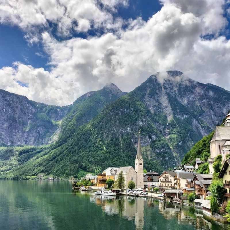 Lacul Hallstatt din regiunea Salzkammergut, Austria, cu munții în fundal
