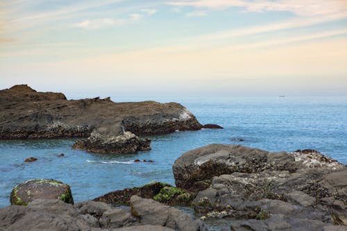 Foto profissional grátis de formações rochosas, mar, oceano