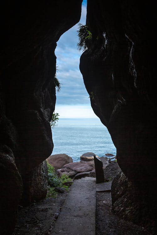 Darmowe zdjęcie z galerii z formacja skalna, jaskinia, morze