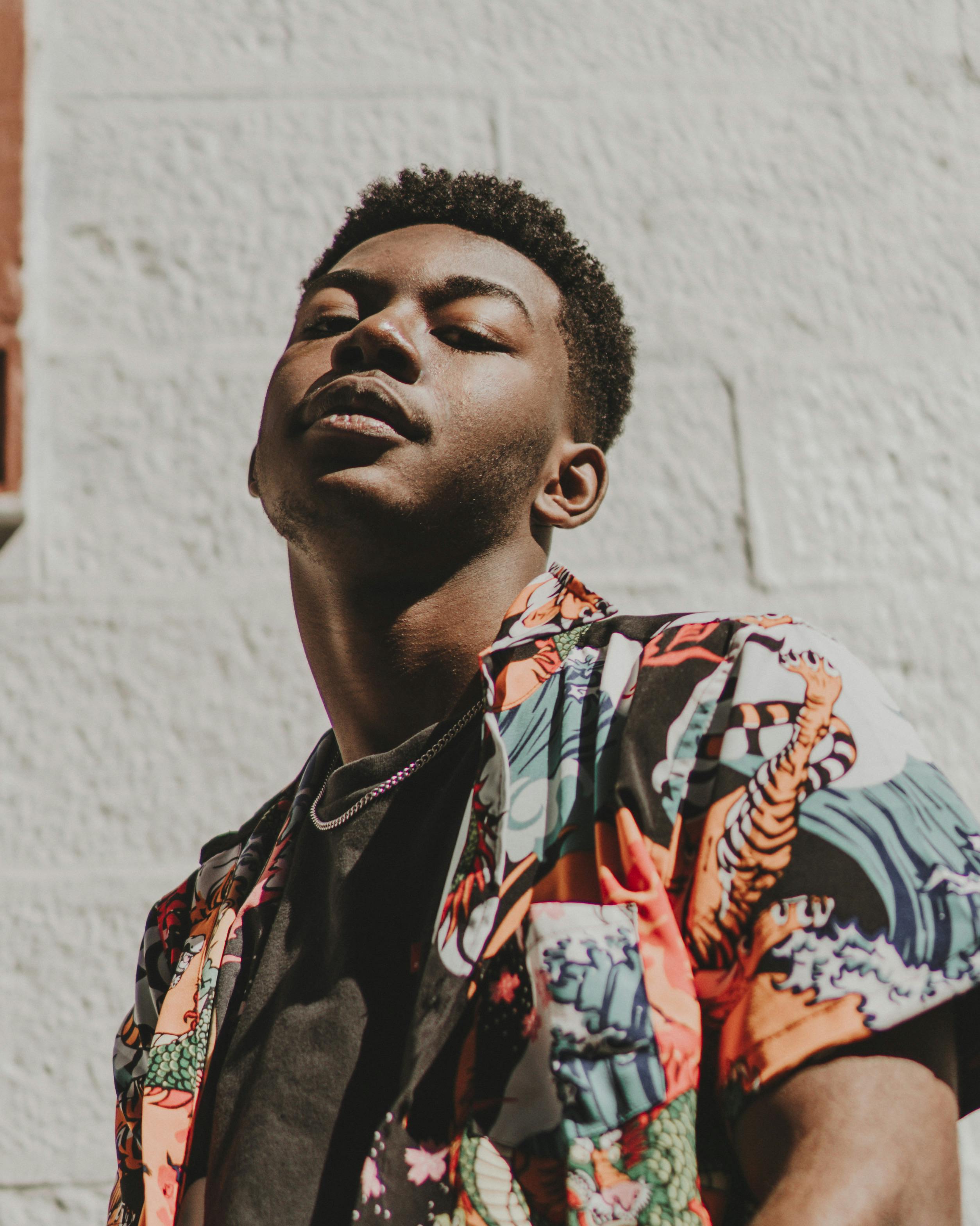 grátis Retrato De Um Jovem Vestindo Uma Camisa Estampada Foto profissional